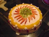 Pastel de chocolate, cubierto de chantilly, con kiwi.